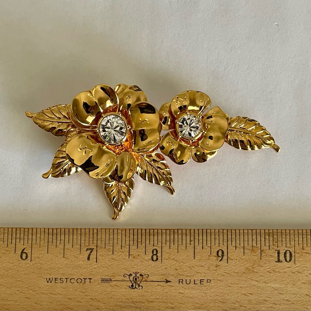 Vintage Signed Joan Rivers Gold Plated Flower Brooch With Swarovski Crystals - Picture 2 of 5